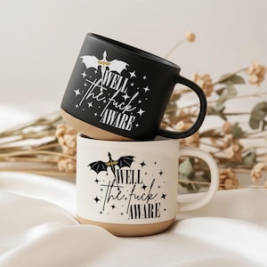 Taza de café "Well The Fuck Aware", regalo para lectores de Fourth Wing Romantasy, taza de té para amantes de los libros, vajilla literaria novedosa, regalo para amantes de la fantasía.