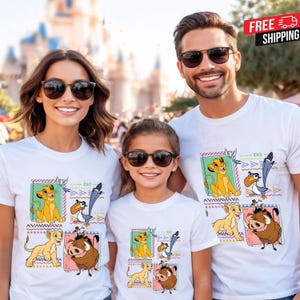 Könnte beinhalten: Weiße T-Shirts mit einem farbenfrohen Aufdruck von Charakteren aus Der König der Löwen. Die Grafik zeigt Simba, Timon, Pumbaa und Zazu. Eine dreiköpfige Familie trägt die Shirts, alle mit Sonnenbrillen.