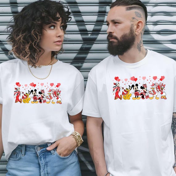 Vintage Disney Hearts Graphic Sweatshirt, Retro Mickey Minnie Love T-shirt, Classic Disney Friends Valentine Hoodie, Nostalgisches Herzmotiv