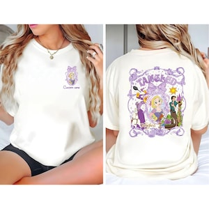 Könnte beinhalten: Cremefarbenes T-Shirt mit einem lila Aufdruck einer Prinzessin und dem Text "Custom name" auf der Vorderseite. Die Rückseite hat ein größeres lila Design mit dem Wort "Tangled" und anderen Figuren.