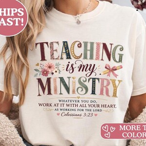 Könnte beinhalten: Cremefarbenes T-Shirt mit den Worten "TEACHING is my MINISTRY" in farbenfrohen, dekorativen Buchstaben. Das Shirt enthält ein Blumendesign und den Bibelvers Kolosser 3:23.