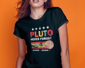 Never Forget Plutón Retro Vintage Funny 1930 - 2006 Idea de regalo Camiseta | Camiseta divertida del planeta enano, regalo del espacio exterior para hombres y mujeres