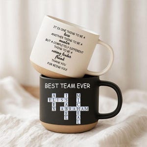 Könnte beinhalten: Ein cremefarbener Keramikbecher mit schwarzem Text IT IS ONE THING TO BE A boss ANOTHER THING TO BE A mentor BUT A COMPLETELY DIFFERENT THING TO BE A caring leader friend THANK YOU FOR BEING YOU! auf einem schwarzen Becher mit BEST TEAM EVER.