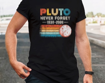 Vintage Never Forget Pluto - Lustiges Retro Astronomie Space T-Shirt | Funny Dwarf Planet Tee, Outer Space Gift for Men and Women