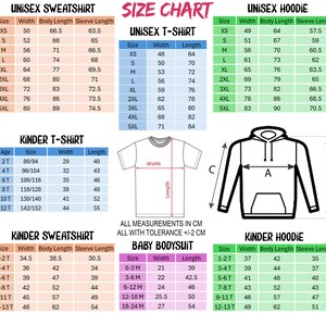 Pu&ograve; includere: Tabella delle taglie in centimetri per felpe, t-shirt e felpe con cappuccio unisex, oltre a t-shirt, felpe, felpe con cappuccio e body per bambini. Include larghezza, lunghezza del corpo e lunghezza della manica.
