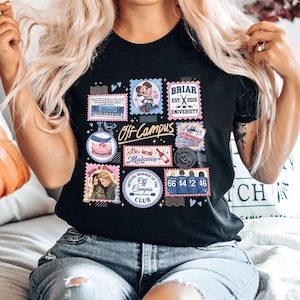 Könnte beinhalten: Ein schwarzes T-Shirt mit einem farbenfrohen Grafikdruck aus verschiedenen Illustrationen im Briefmarkenstil. Das Design enthält Texte wie Off Campus, Briar University Est. 2015, Malone's und Official Member of the Off Campus Club sowie Bilder eines Keyboards, eines Kuchens, eines Pizzastücks und Eishockeytrikots.