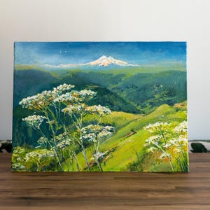 Prairie alpine avec fleurs sauvages blanches et sommets enneigés lointains – Peinture à l'huile sur toile originale