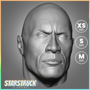 Può includere: Un busto in 3D stampato in scala di grigi di una testa d'uomo. Il busto è disponibile in tre dimensioni: XS, S e M. Il busto è una rappresentazione dettagliata del viso di un uomo, con un'espressione seria.