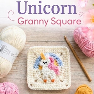 Puede incluir: Un motivo de ganchillo cuadrado que presenta un unicornio blanco con crin rosa y cuerno amarillo, centrado sobre un arcoíris azul claro. La pieza está rodeada de ovillos de lana crema, rosa, azul y oro, junto a un ganchillo de madera.