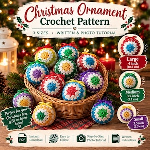 Pode incluir: Um padrão de crochê para enfeites de Natal com uma cesta cheia de esferas de crochê com motivos de estrelas coloridas. O texto indica 3 tamanhos: grande 10,2 cm, médio 8,1 cm e pequeno 6,3 cm, com tutoriais escritos e fotográficos.