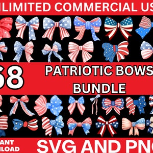 Pode incluir: Um download digital de 68 designs de laços patrióticos em vermelho, branco e azul. Os designs são perfeitos para projetos de artesanato, scrapbooking e muito mais. O texto "68 Patriotic Bows Bundle" e "SVG and PNG" está incluído na imagem.