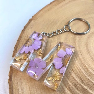 Handmade keychain made of epoxy resin as a letter | High-quality accessory and gift with purple dried flowers