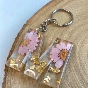 Llavero hecho a mano en resina epoxi en forma de letra | Accesorio y regalo de alta calidad con flores secas.
