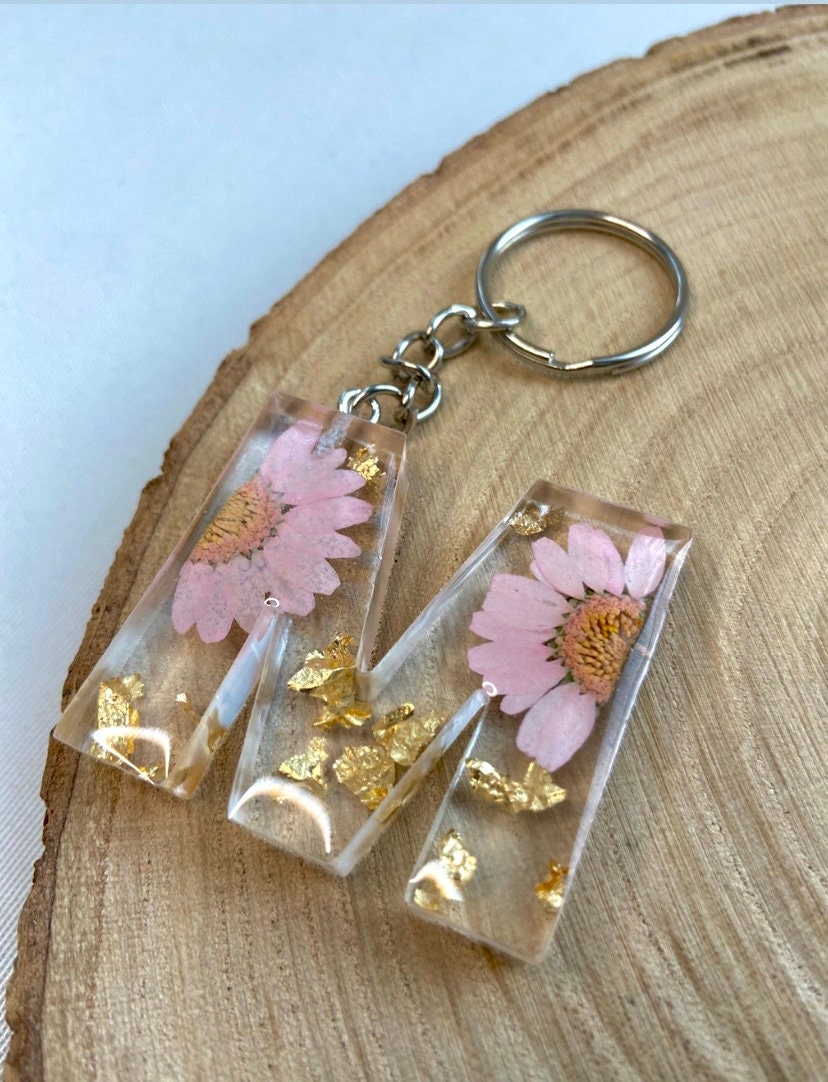 Handgefertigter Schlüsselanhänger aus Epoxidharz als Buchstabe Hochwertiges  Accessoire und Geschenk mit Trockenblumen - .de