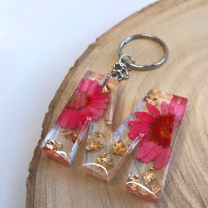 Llavero hecho a mano en resina epoxi en forma de letra | Accesorio y regalo de alta calidad con flores secas rojas.