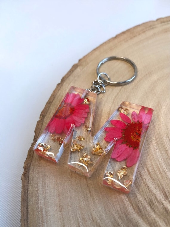Porte-clés fait main en résine époxy sous forme de lettre Accessoire et  cadeau de haute qualité avec fleurs séchées rouges -  France
