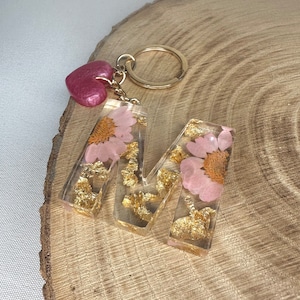 Llavero hecho a mano de resina epoxi con forma de letra y corazón Accesorio y regalo de alta calidad con flores secas.