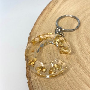 Llavero hecho a mano en resina epoxi en forma de letra | Accesorio y regalo de alta calidad con pan de oro.