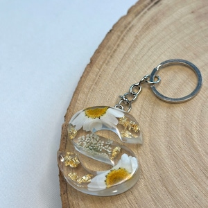 Llavero hecho a mano en resina epoxi en forma de letra | Accesorio y regalo de alta calidad con flores secas.