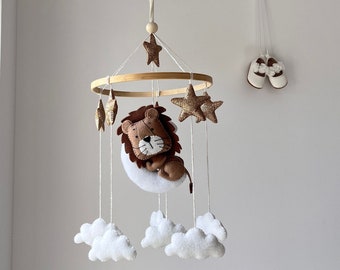 Mobile bébé lion, mobile pour lit de bébé safari, mobile le roi lion, mobile avec étoiles dorées, mobile nuage, mobile en feutre pour chambre d'enfant, cadeau baby shower