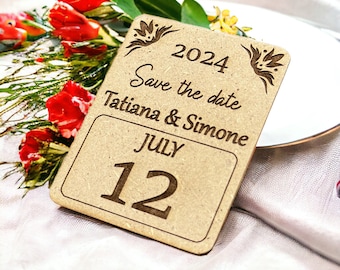 Hochzeit Save The Date Magnet, Set Holzmagneten, Hochzeitseinladung, Kühlschrankmagnet, kundenspezifischer rustikaler Charme, gravierte Geschenke für Gäste