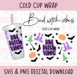 Puede incluir: Diseño digital para un envoltorio de vaso frío con temática de Halloween. El diseño incluye el texto "Bad Witch Vibes" en morado, junto con murciélagos, estrellas, sombreros de bruja y calabazas. También están presentes las palabras "COLD CUP WRAP" y "SVG & PNG DIGITAL DOWNLOAD".
