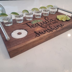 Planche de vol tequila personnalisée, coffret cadeau planche à shot tequila, cadeau de mariage personnalisé charcuterie Live Edge, planche à liqueur époxy pour couples.