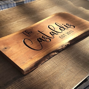 Prénom personnalisé en noyer, panneau rustique Live Edge, cadeau de pendaison de crémaillère en bois, cadeau de mariage personnalisé, décoration d'intérieur personnalisée, panneau d'affichage fait main
