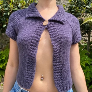 Haut ouvert en tricot violet avec fermeture à gros boutons