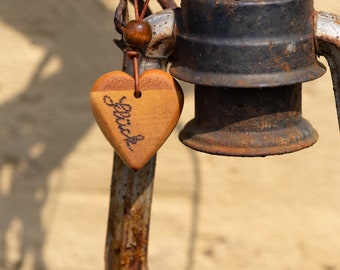 Holz-Herz Kette am Lederband, beschriftet mit Liebe, Glück