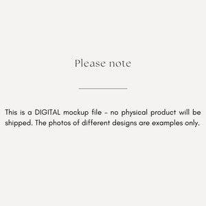 Pu&ograve; includere: Testo che recita "Nota bene" seguito da una linea e dal testo "Questo &egrave; un file di mockup DIGITALE - nessun prodotto fisico verr&agrave; spedito. Le foto dei diversi design sono solo esempi."
