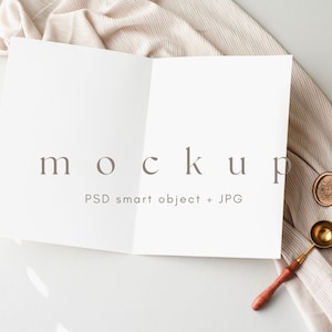 Mockup di biglietto piegato 5x7, Mockup di programma di matrimonio piegato, Mockup di opuscolo, Mockup di biglietto Boho, Mockup di invito, Mockup di matrimonio in cancelleria