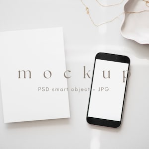 カードと iPhone のモックアップ、ミニマリストの iPhone 画面のモックアップ、デジタル招待状のモックアップ、招待状とスマートフォン、モダンなグリーティング カードのモックアップ