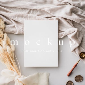 Mockup di invito per carte 5x7, mockup di biglietti di nozze, mockup di biglietti d'auguri, mockup di biglietti di compleanno, oggetto intelligente PSD + JPG, download immediato