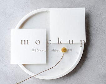Suite di mockup di invito quadrato minimalista, due mockup di carte vuote con marmo