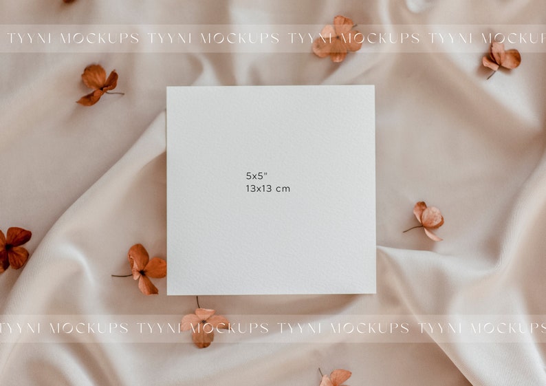 Pu&ograve; includere: Un mockup di una carta bianca su uno sfondo di tessuto beige con fiori secchi. La carta misura 5x5 pollici o 13x13 cm.