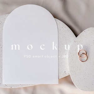 Mockup di invito ad arco minimalista, 5x7 pollici