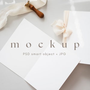 Mockup di carte piegate 5x7, mockup di programma di nozze piegato, mockup di libretto, mockup di carte minimalista, mockup di invito, mockup di matrimonio stazionario