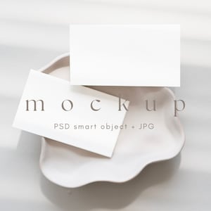 2x3.5 plaatskaart mockup, minimalistisch visitekaartje mockup, gestileerde dubbele plaatskaart mockup, twee visitekaartjes, PSD slim object + JPG