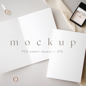 Mockup di carte piegate 5x7, mockup del programma di nozze opuscolo, mockup di biglietti d'invito minimalista, mockup di invito, mock up di nozze stazionario