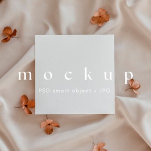 Mockup di biglietto quadrato Mock up di biglietto d'invito minimalista 5x5, semplice modello di biglietto di auguri e matrimonio