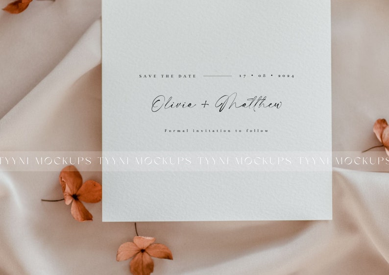 Pu&ograve; includere: Un biglietto bianco con il testo "SAVE THE DATE" seguito da una linea e la data "17 05 2024". Sotto la data c'&egrave; il testo "Olivia + Matthew" e il testo "Formal invitation to follow".