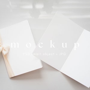 Mockup di carte piegate 5x7, mockup di programma di nozze piegato, mockup di libretto, mockup di carte minimalista, mockup di invito, mockup di matrimonio stazionario