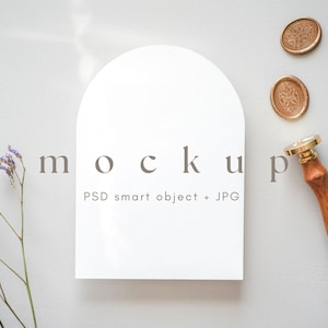 Mockup di invito ad arco, carta ad arco vuota minimalista Mock Up 5x7 pollici