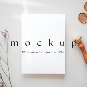 Mockup di carte floreali 5x7, mockup di biglietti d'auguri minimalisti, mockup di carte vuote