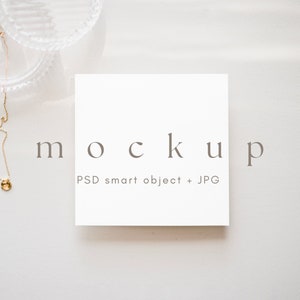 5x5 vierkante uitnodiging mockup, minimalistische blanco kaart mockup, eenvoudige moderne bruiloft of wenskaart mockup, PSD slim object + JPG