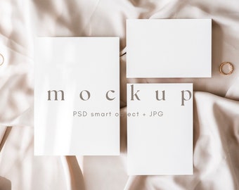 Pode incluir: Dois cartões brancos sobre um fundo de tecido bege. O cartão maior tem o texto "mockup" e "PSD smart object + JPG". O cartão menor está em branco.