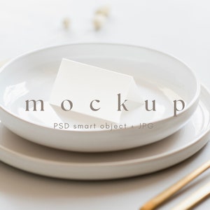 Mockup di segnaposto 2x3,5, mockup di carte pieghevoli per tende, mockup di carte bianche vuote, mockup di cancelleria per matrimoni, mockup di carte piegate in stile minimale