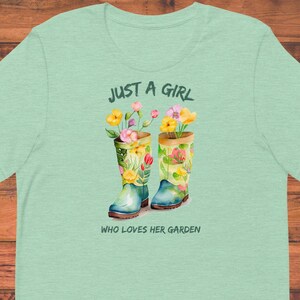 Just A Girl Who Loves Her Garden Blumendruck-T-Shirt mit Gummistiefeln mit Blumenmuster, Geschenk für Gärtner oder Muttertag