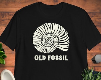 Camiseta unisex FÓSIL ANTIGUO, divertida camiseta de amonita, regalo de coleccionista de fósiles, camiseta de paleontología, camiseta de cazador de fósiles, pensionista de la Costa Jurásica